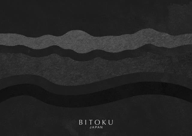 黒い紙の質感と有機的な曲線を重ね、下部にBITOKUのロゴを配したキービジュアル