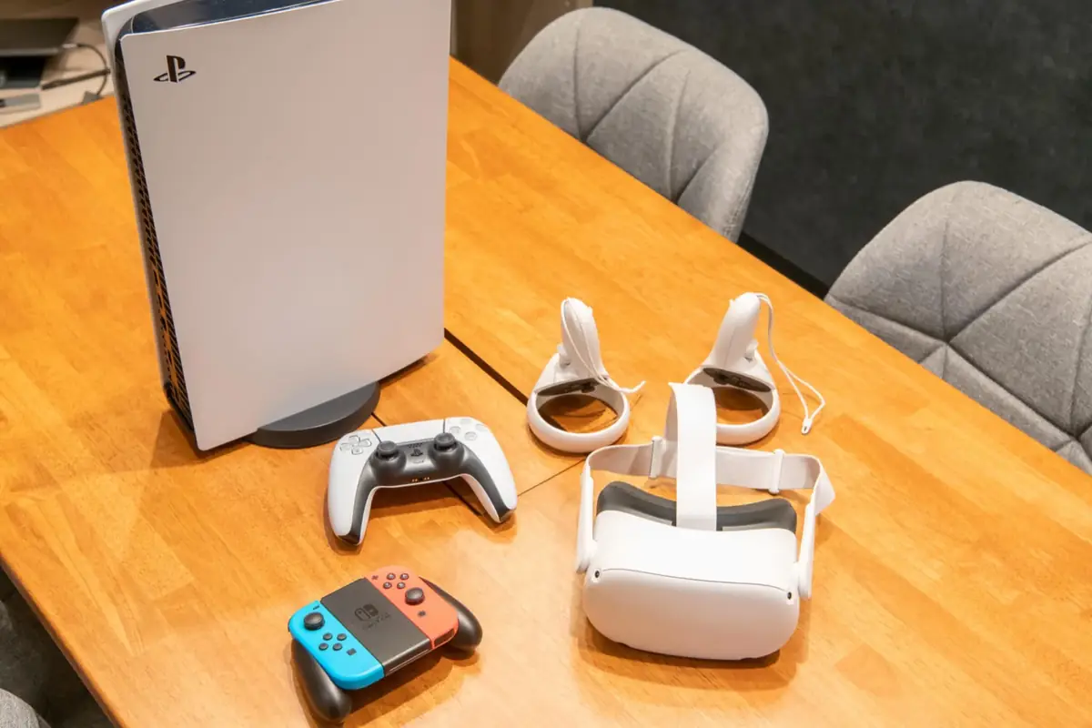 机に置いた据置ゲーム機と、VRのヘッドセット