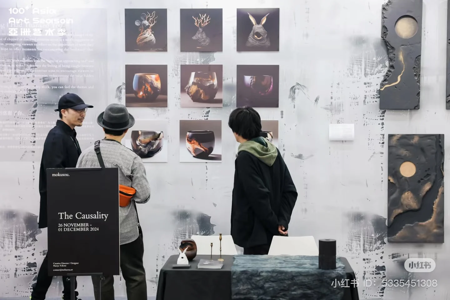 mokusou.の展示ブースで作品を見る来場者