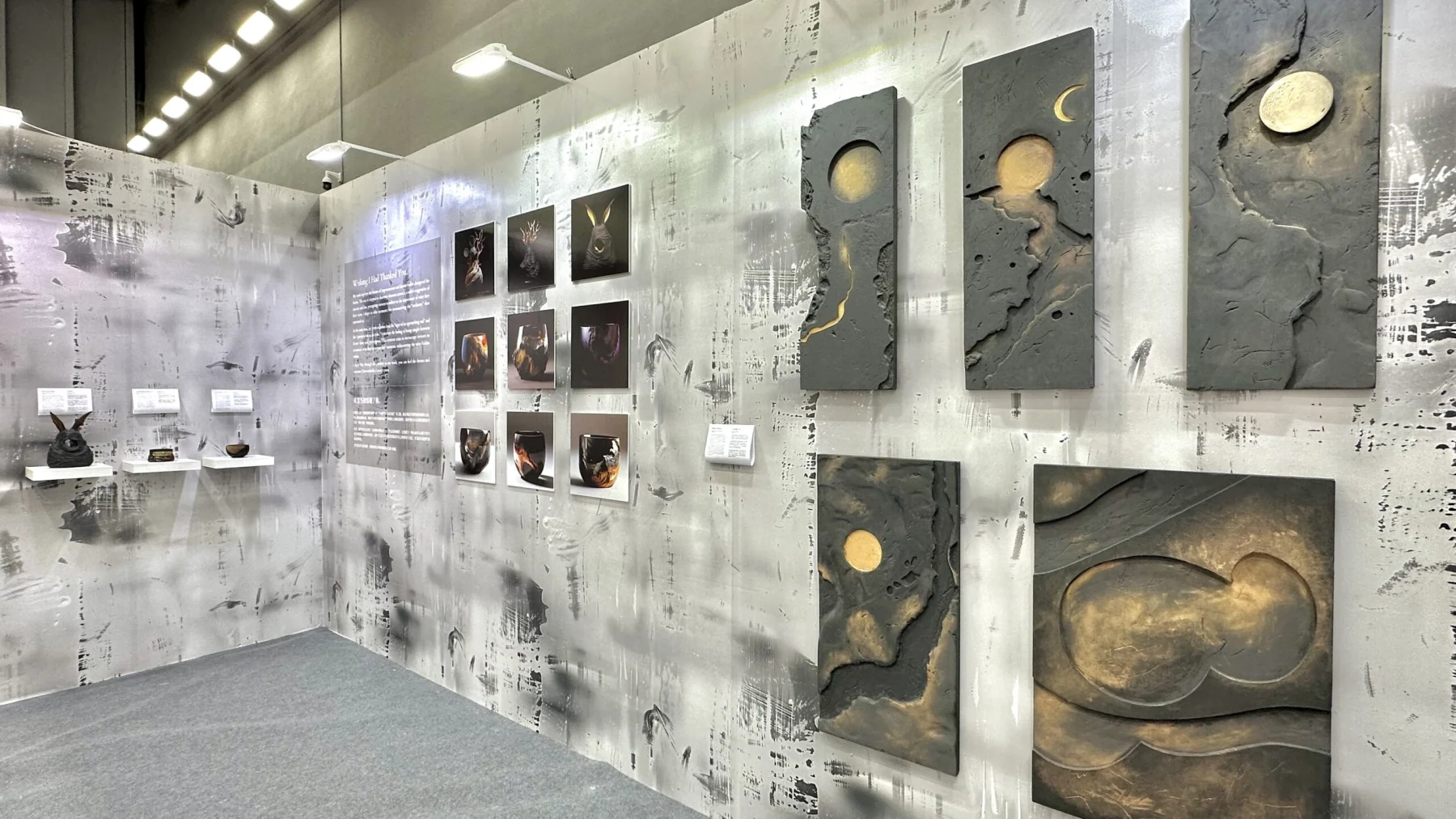 mokusou.の作品を壁面に並べた展示ブース
