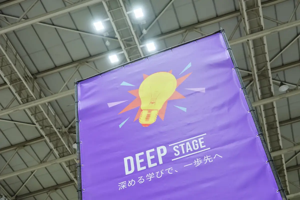 吊りバナー。電球のイラストとDEEP STAGEの文字