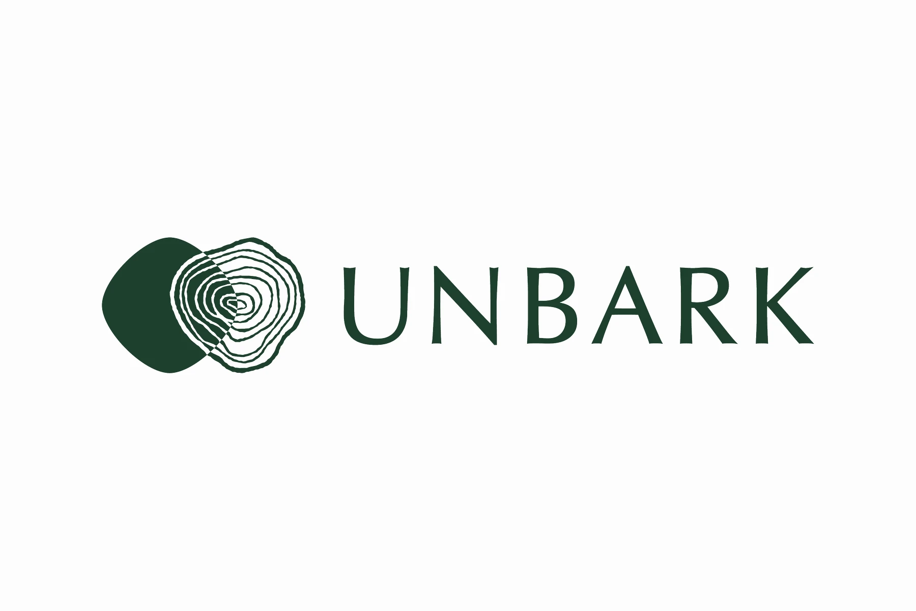 白い背景に、深緑の円と年輪を組み合わせたシンボルとUNBARKのロゴタイプ