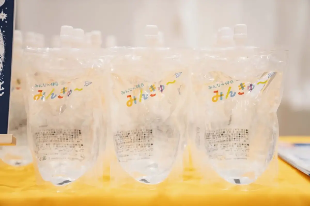 ロゴを刷った透明のパウチ飲料が3つ並ぶ