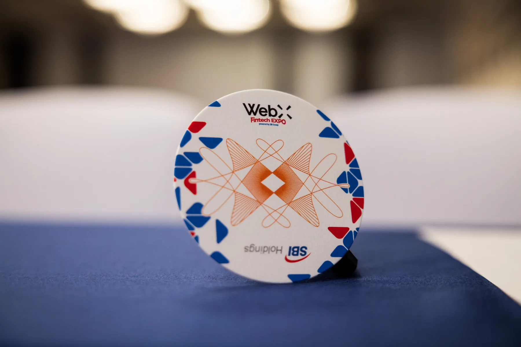WebX Fintech EXPOのロゴとキービジュアルを印刷した円形オブジェ