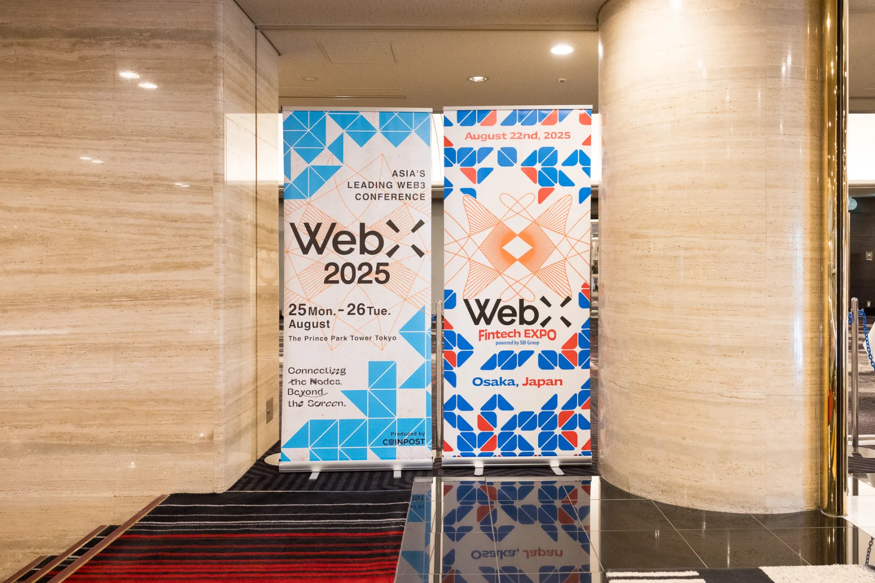 会場入口に並ぶWebXとWebX Fintech EXPOの大型サイン