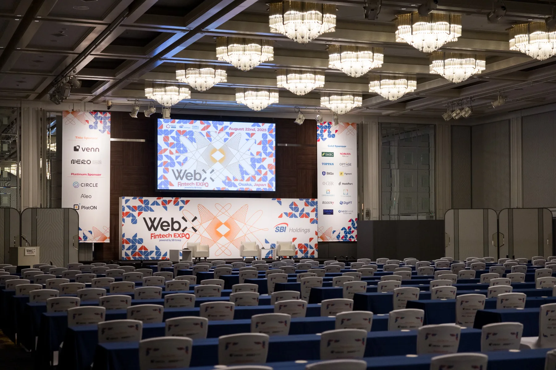 開場前のWebX Fintech EXPO会場。ステージと客席の全景