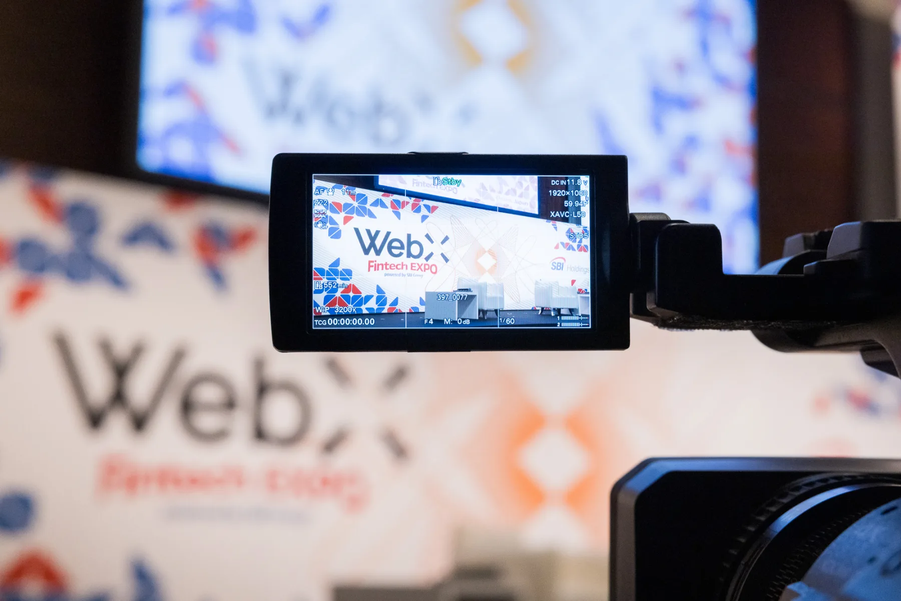 ビデオカメラのモニター越しに見えるWebX Fintech EXPOのステージ