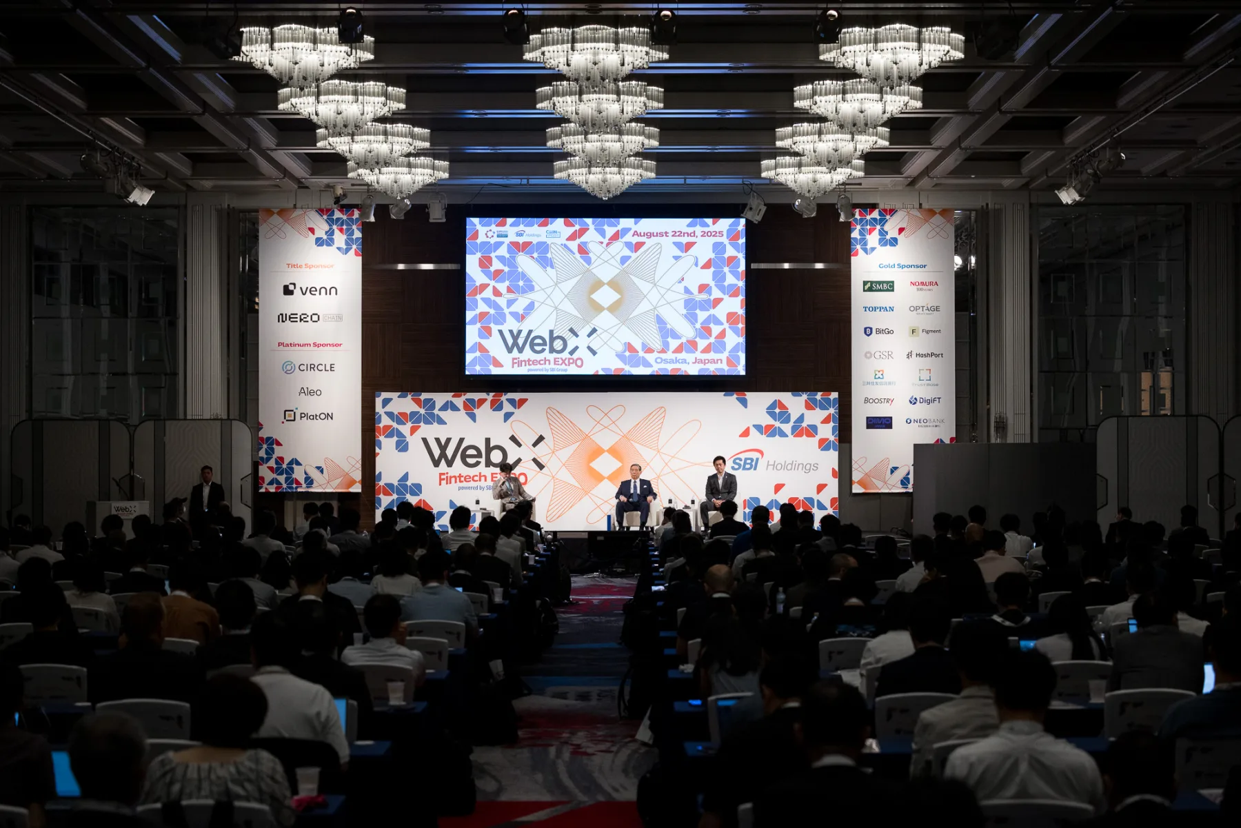 来場者で埋まったWebX Fintech EXPOの会場とメインステージ