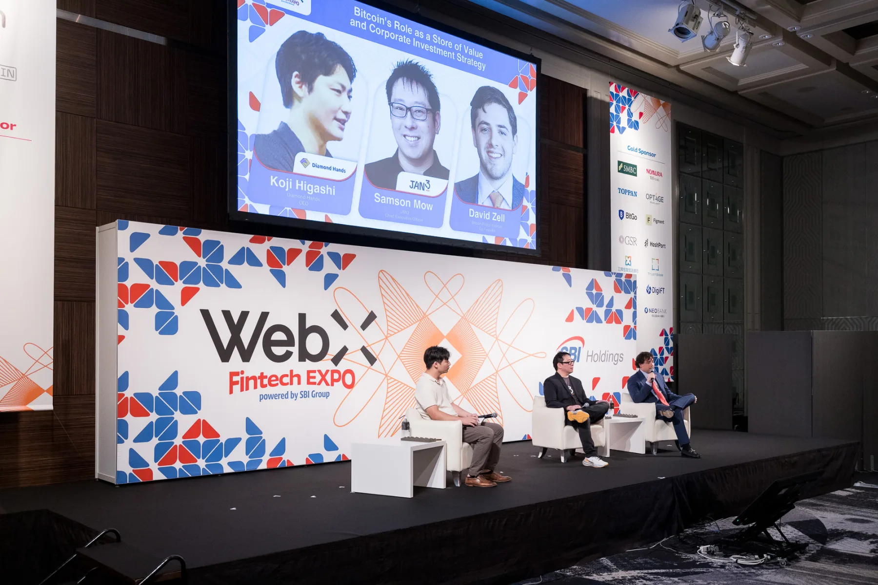 WebX Fintech EXPOのステージで対談する3名の登壇者