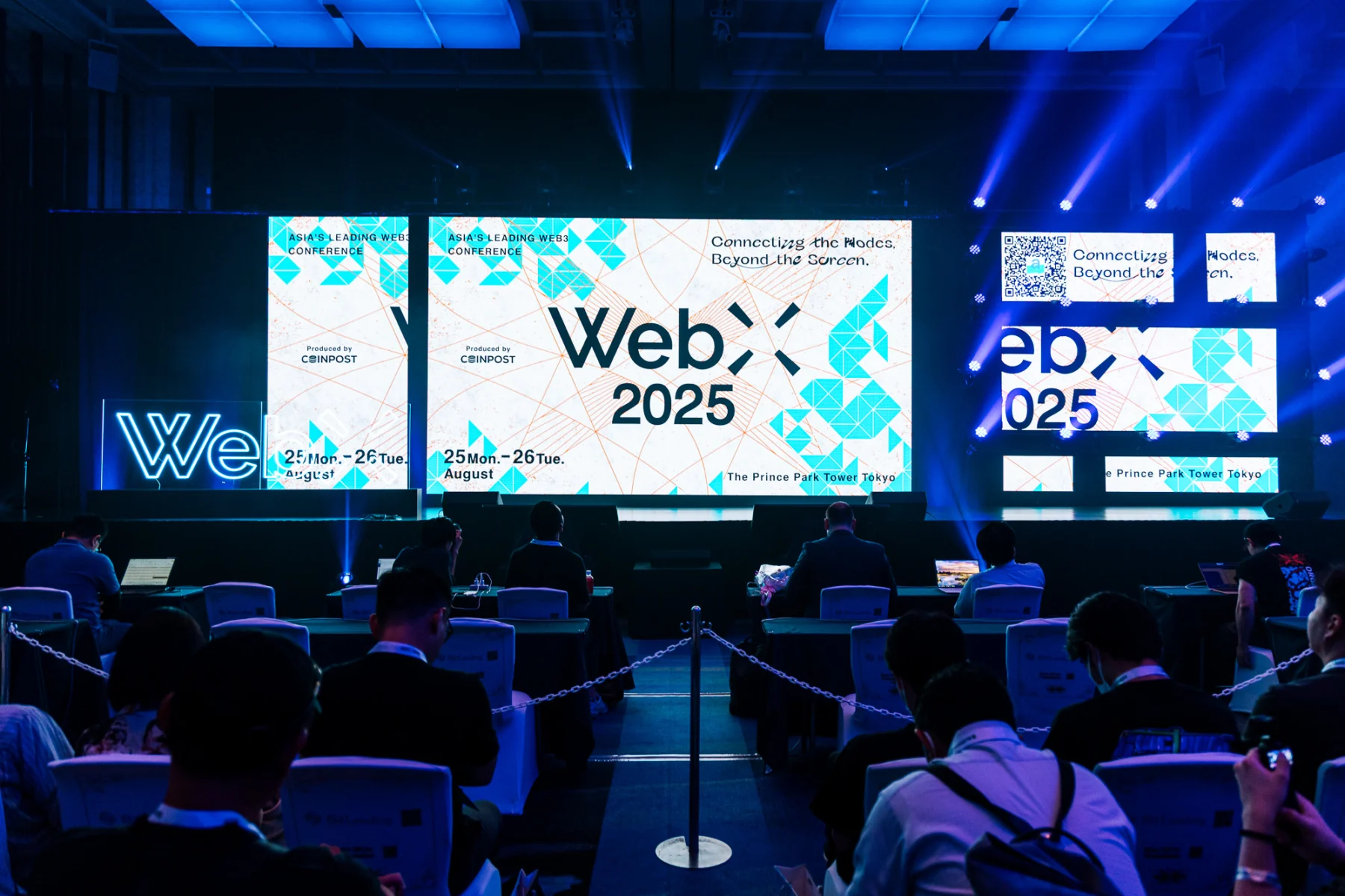 WebX 2025の会場。複数の大型スクリーンにキービジュアルを展開したステージ