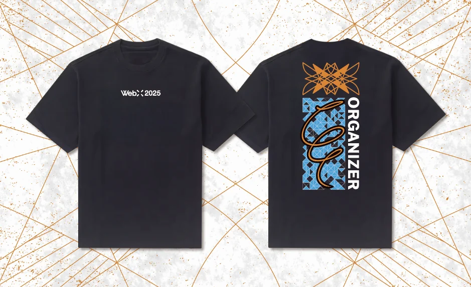 WebX 2025のスタッフTシャツ。前面にロゴ、背面にオレンジと水色の図案