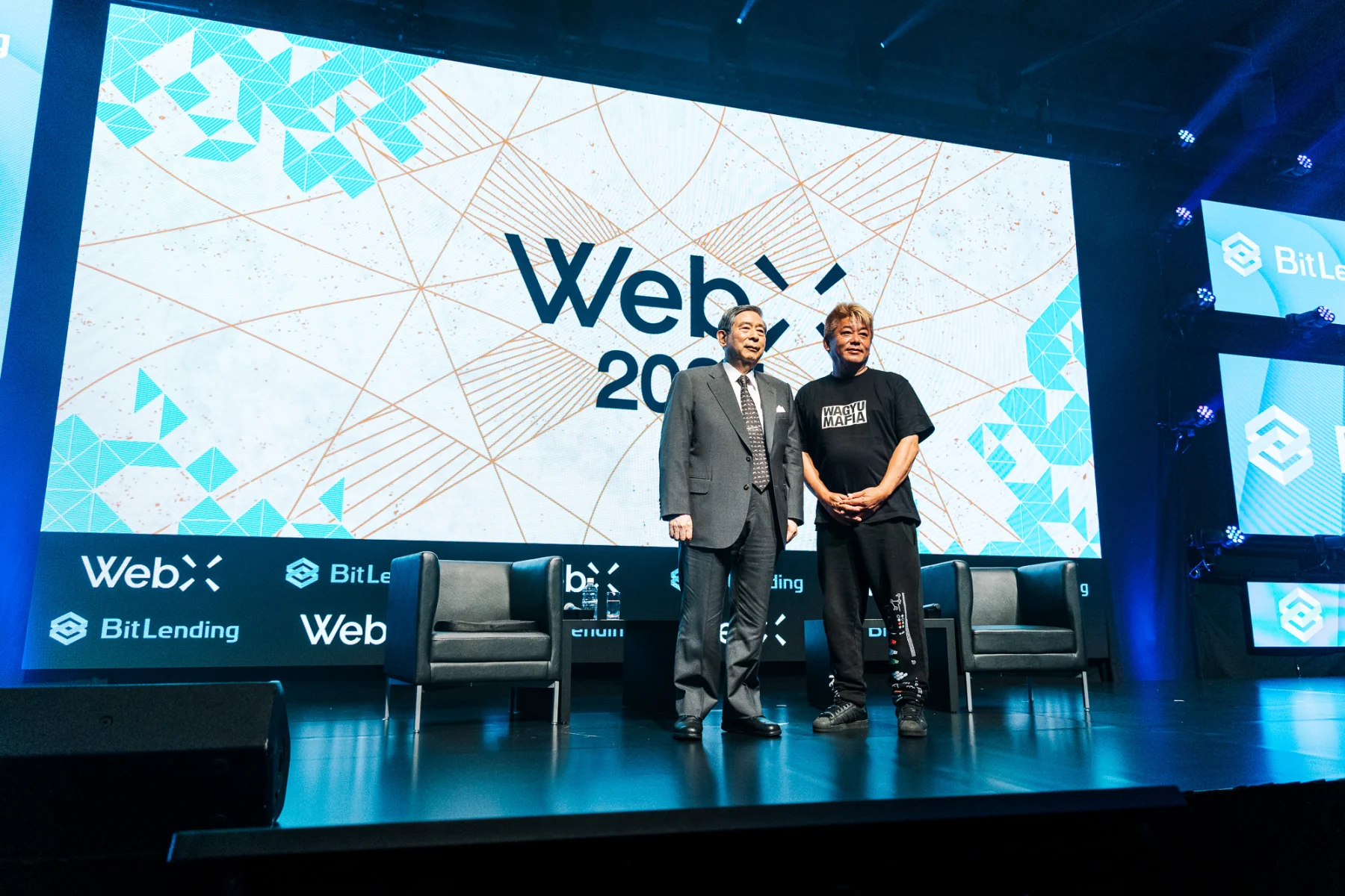 WebX 2025の大型スクリーンに映る登壇者