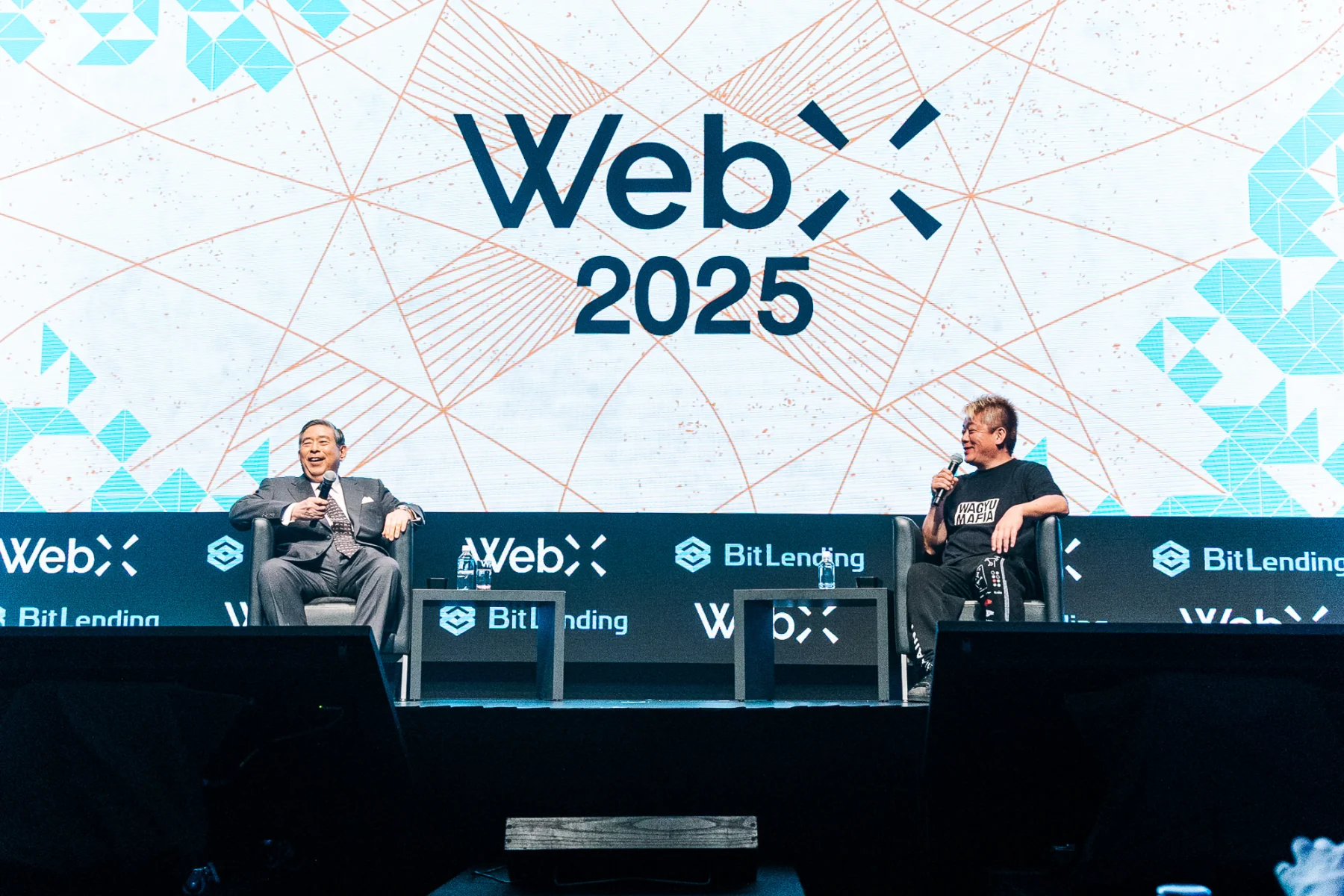 WebX 2025のステージで対談する登壇者