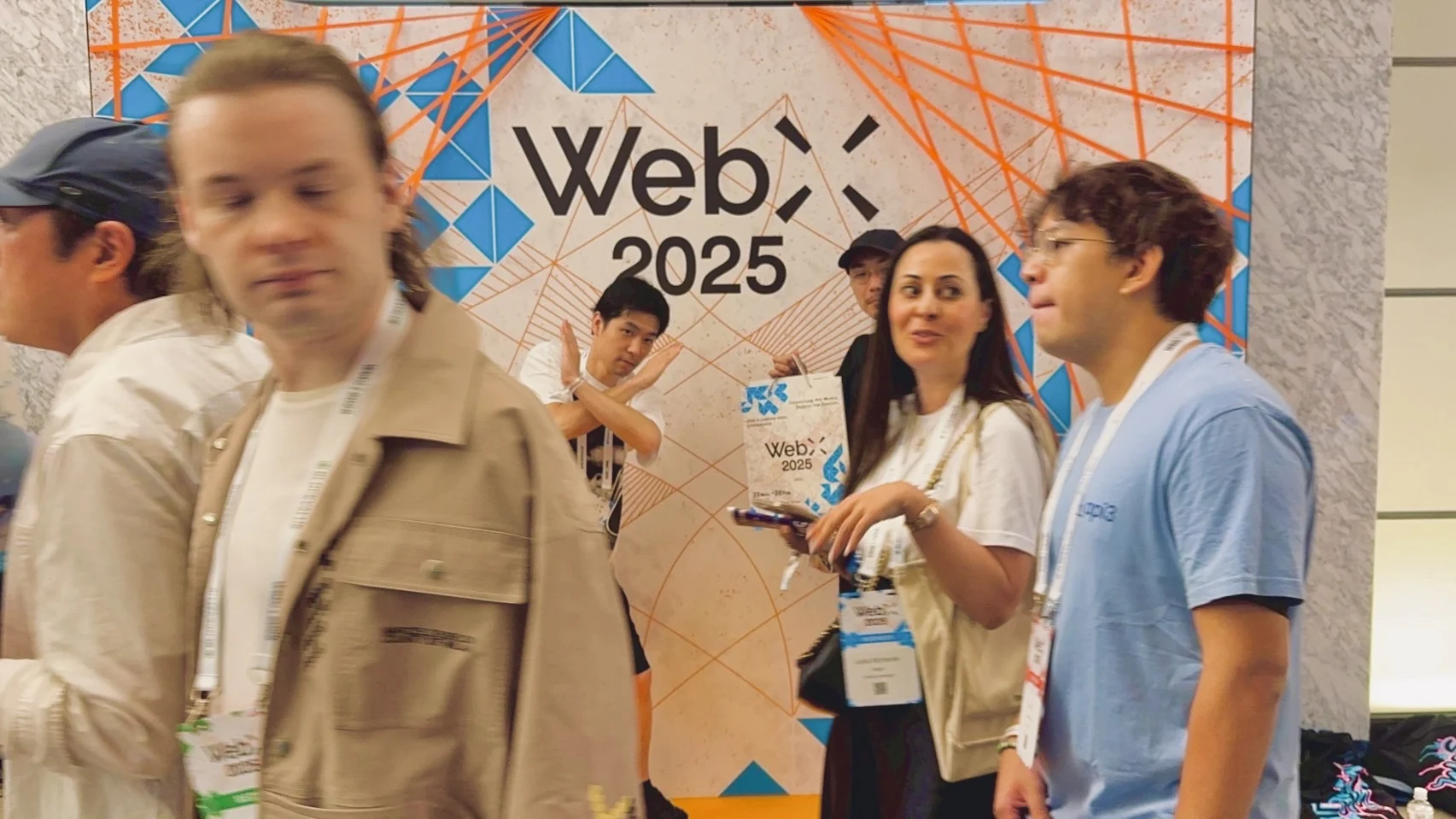 WebX 2025のフォトスポットに立つ来場者