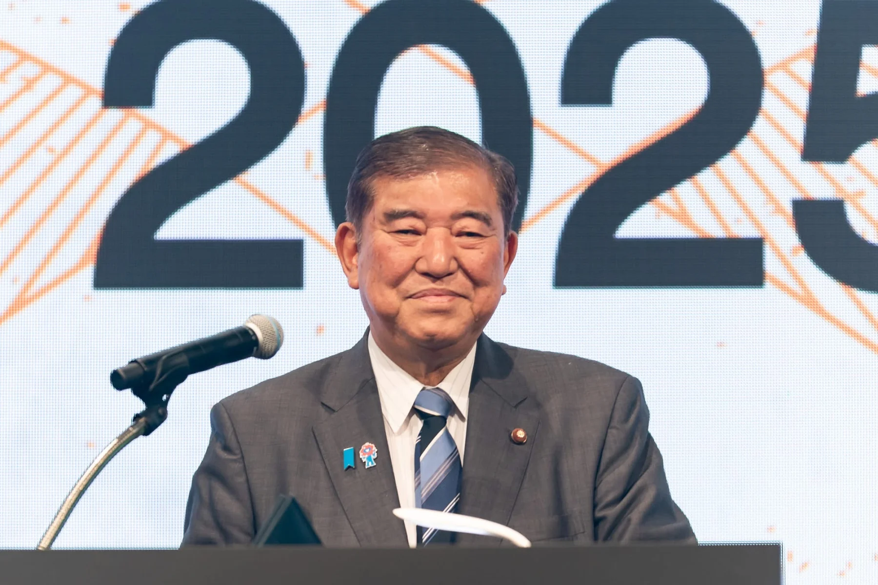 WebX 2025の会場で話す来場者